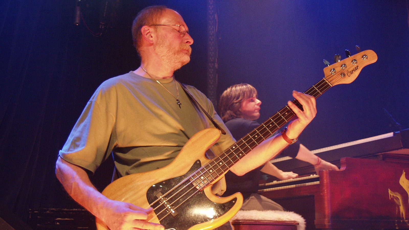 Helmut Lieblang der Band Rufus Zuphall spielt Bass beim KrautRockpalast 2005