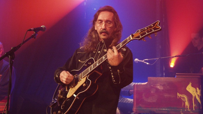 Peter Bursch spielt Gitarre beim KrautRockpalast 2005