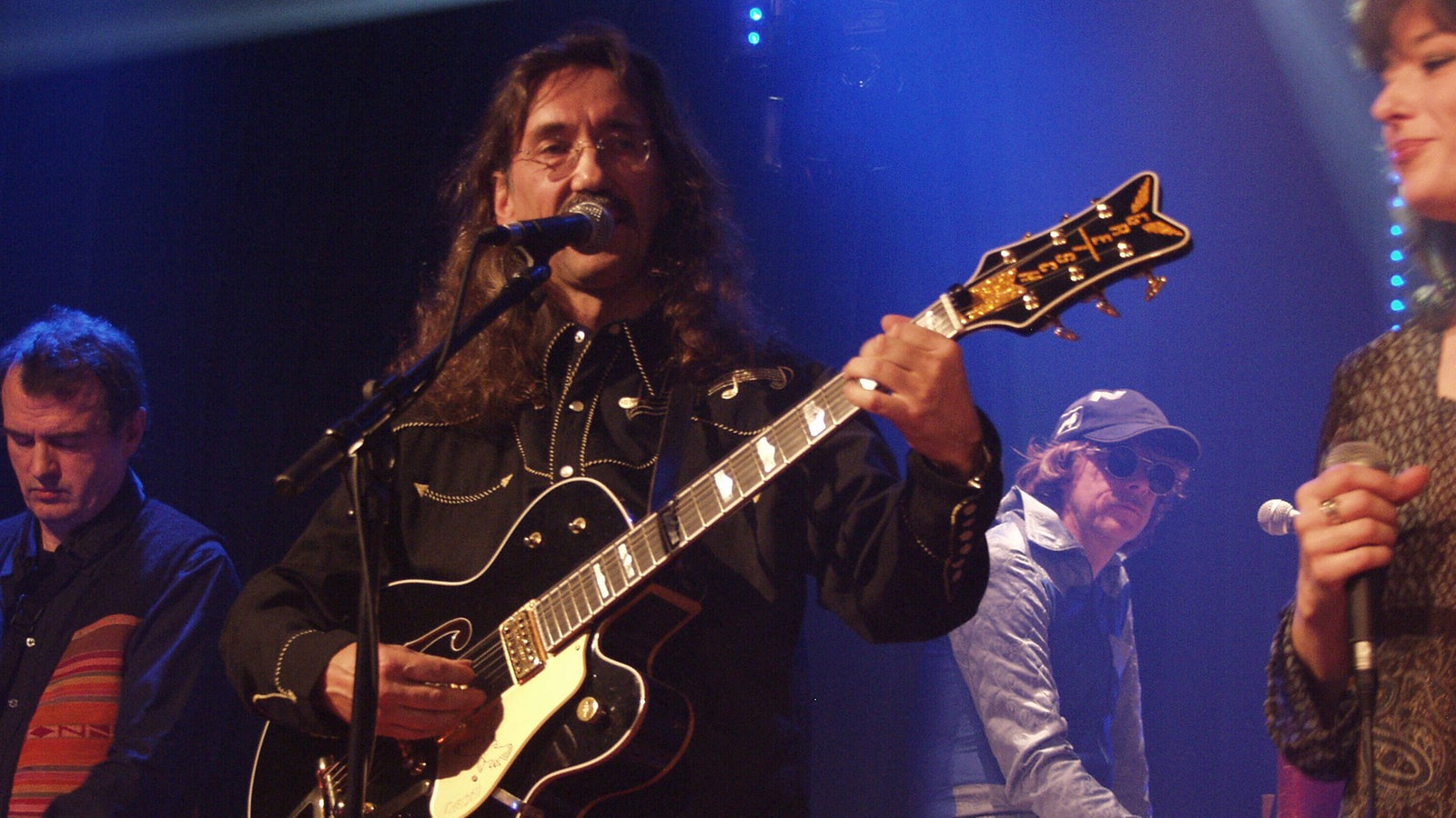 Peter Bursch spielt Gitarre und singt beim KrautRockpalast 2005