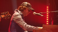 Helge Schneider spielt für Peter Bursch's Bröselmaschine die Orgel beim KrautRockpalast 2005