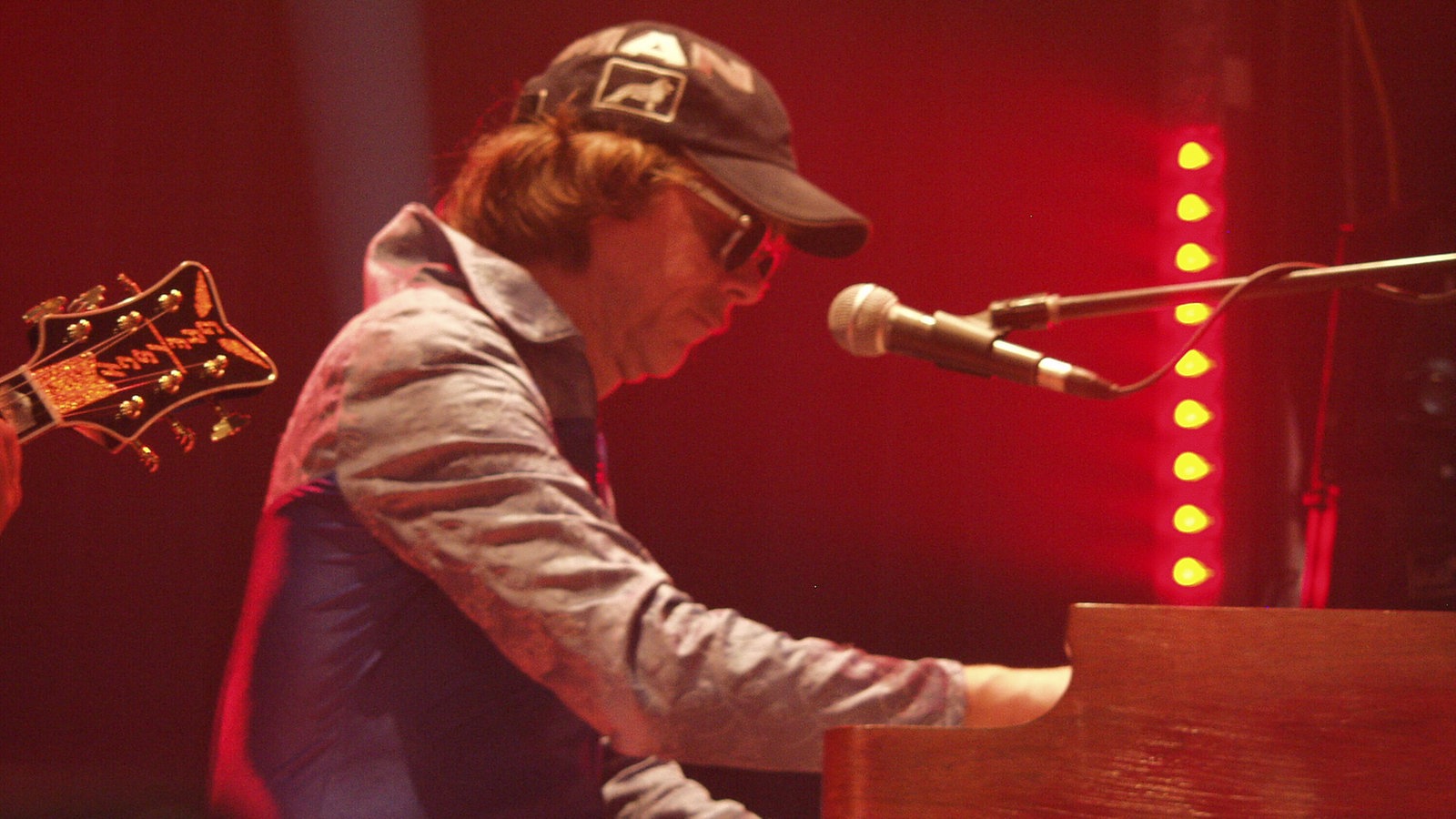 Helge Schneider spielt für Peter Bursch's Bröselmaschine die Orgel beim KrautRockpalast 2005