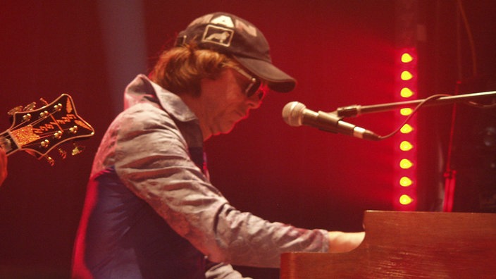 Helge Schneider spielt für Peter Bursch's Bröselmaschine die Orgel beim KrautRockpalast 2005