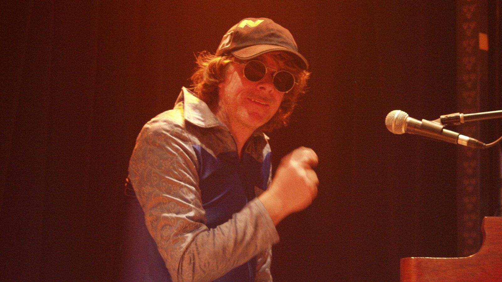 Helge Schneider performt mit der Band Peter Bursch's Bröselmaschine beim KrautRockpalast 2005