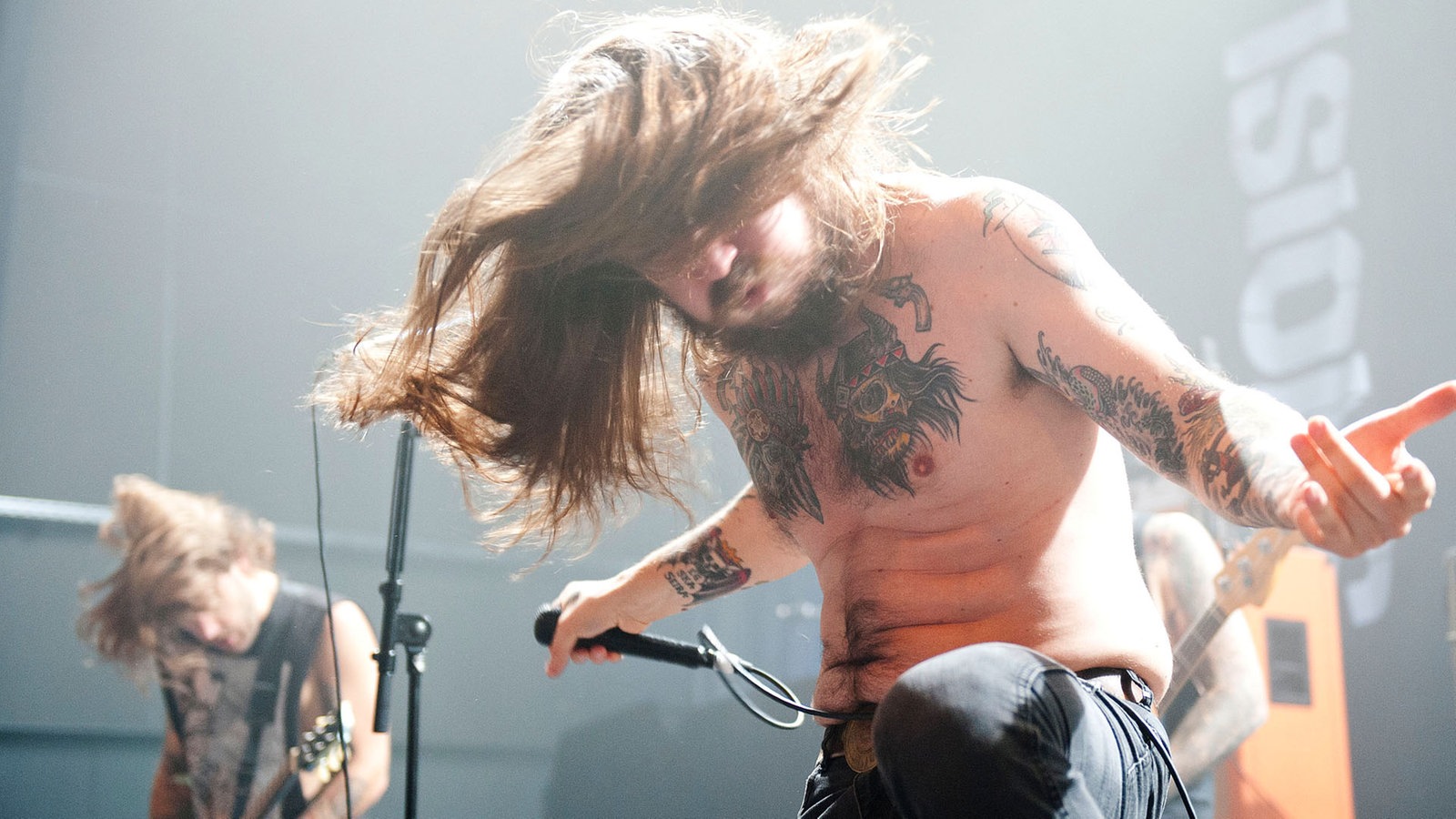 Der Sänger von Kvelertak; wieder wehen die Haare zu seinen wilden Bewegungen.