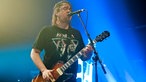 Einer der Bandmusiker von Kvelertak, von der wilden Show schon ganz verschwitzt.