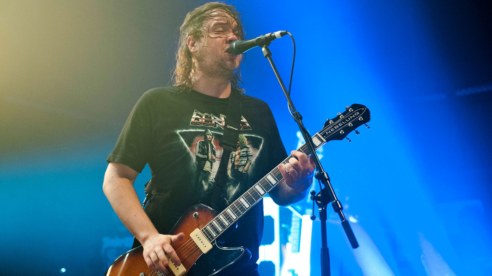 Einer der Bandmusiker von Kvelertak, von der wilden Show schon ganz verschwitzt.