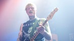 Der Bassist mit geschlossenen Augen, ganz in sein Spiel vertieft.
