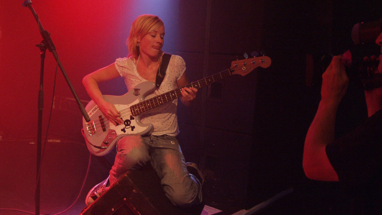 Die Bassistin von Lili legt bei Bootleg im August 2006 richtig los 