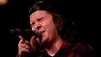 Lukas Graham singt mit zusammengekniffenen Augen