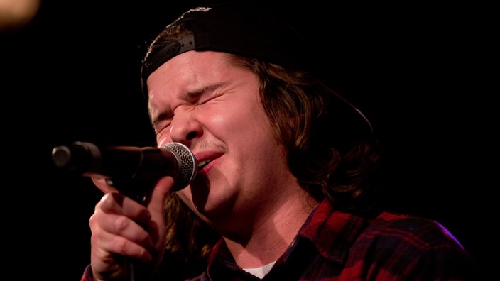 Lukas Graham singt mit zusammengekniffenen Augen