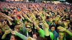 Die Zuschauer von Marsimoto halten einen Arm ausgestreckt in die Höhe