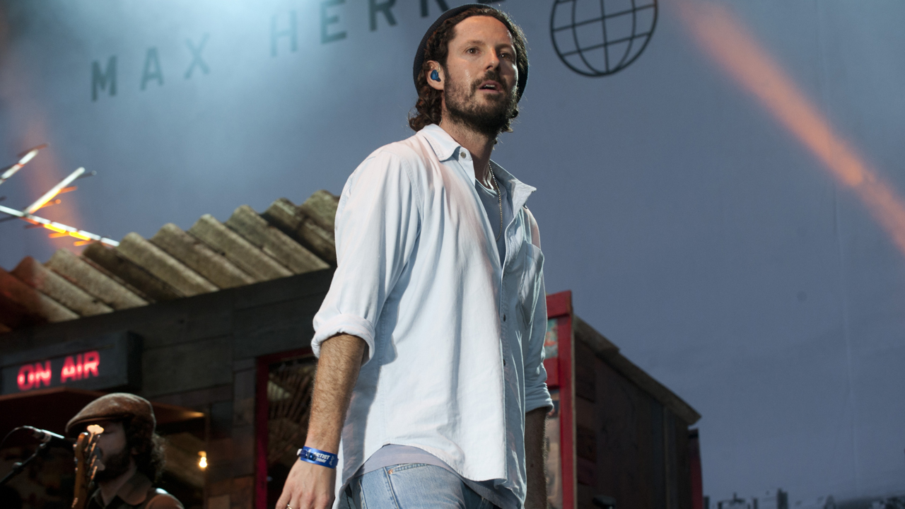 Max Herre schaut ins Publikum