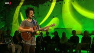 Milky Chance während eines Bühnenauftritts