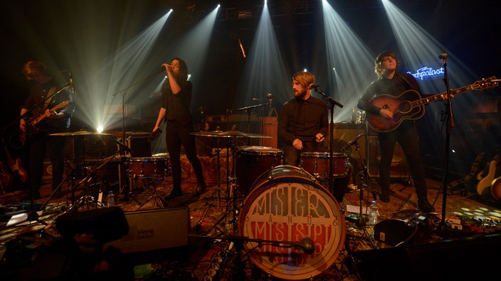 Gesamte Band von Mister and Mississippi auf der Bühne, die beiden Gitarristen außen, dazwischen Schlagzeuger und Sängerin
