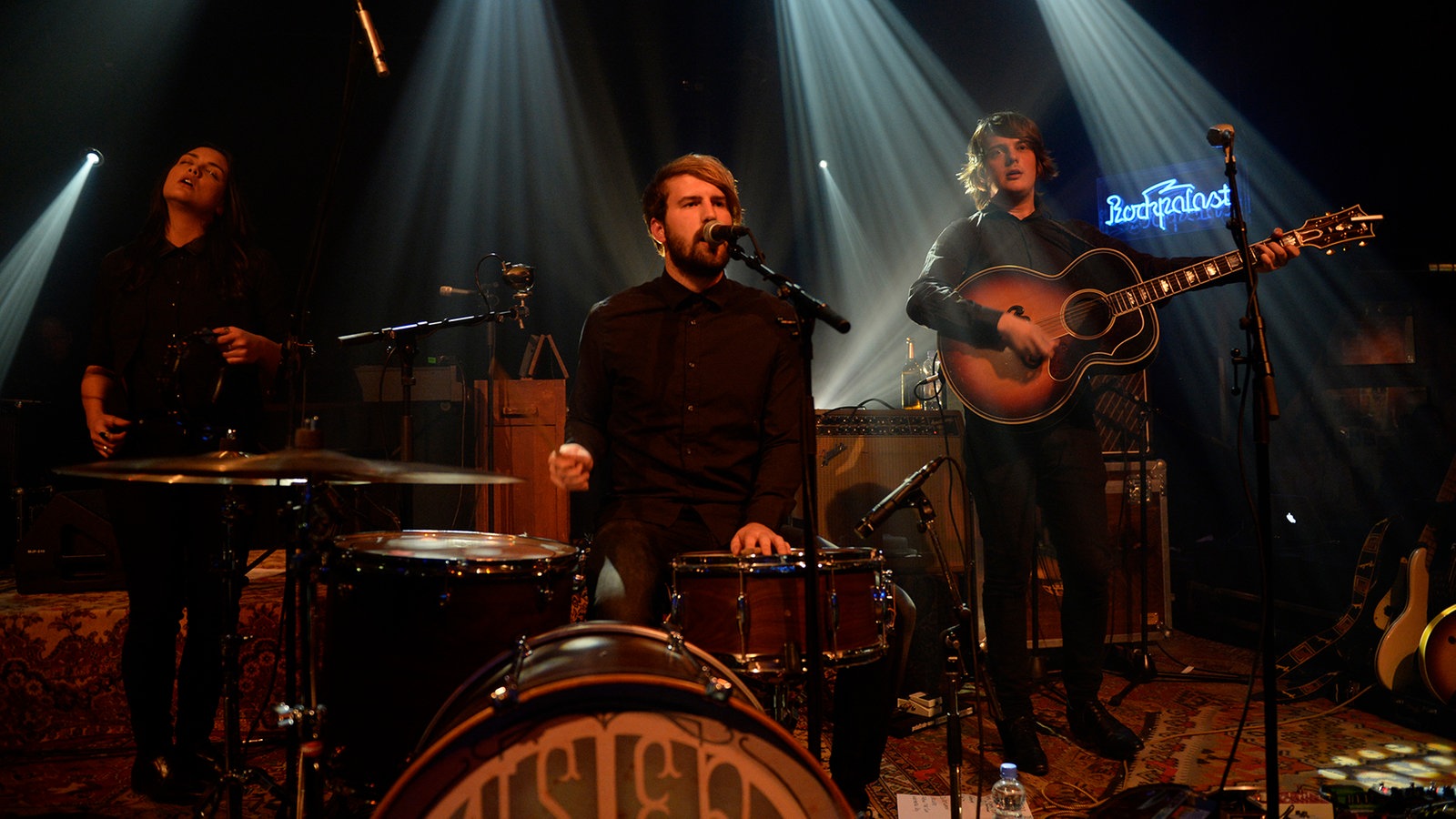 Mister and Mississippi Band steht um das Schlagzeug rum wo der Frontmann trommelt und singt