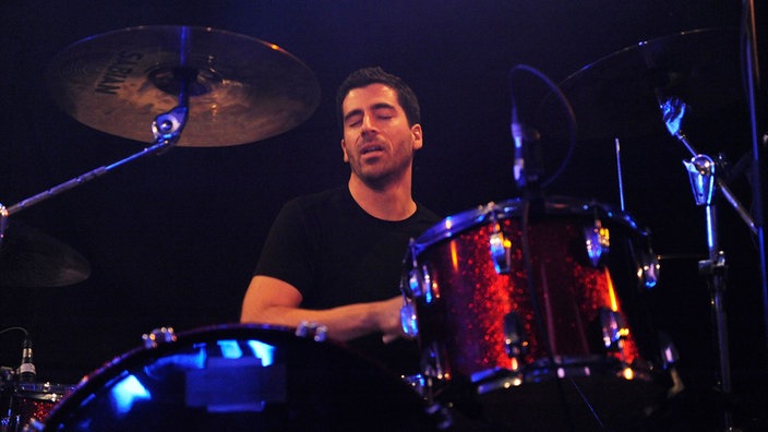 Der Drummer spielt mit verschlossenen Augen Schlagzeug