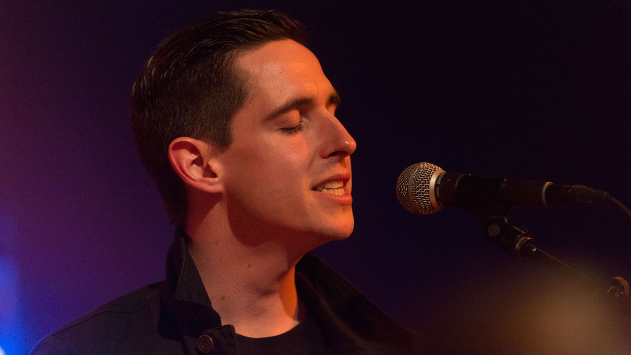 Sänger von New Desert Blues mit geschlossenen Augen vorm Mikrofon