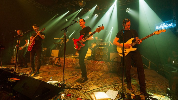 New Desert Blues auf der Bühne, alle Bandmitglieder sind zu sehen, drei Gitarristen ein Bassist, und ein Schlagzeuger