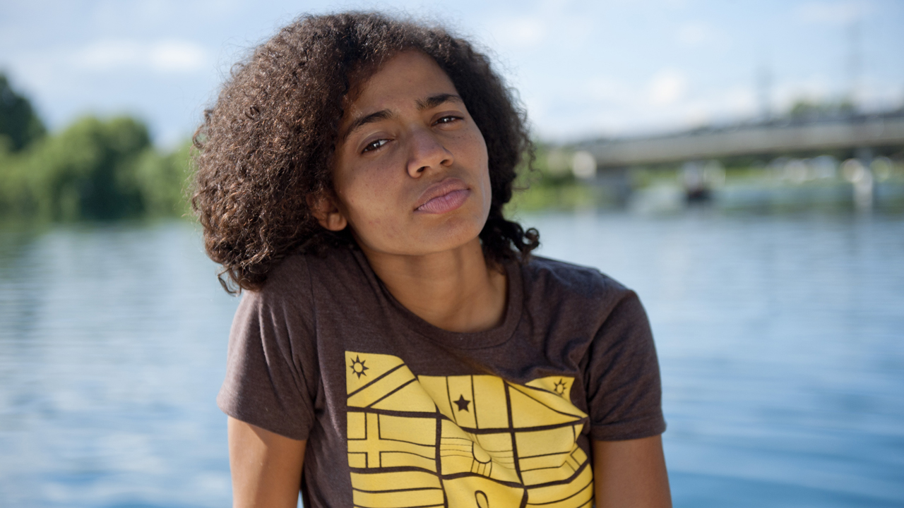 Nneka von vorne am Fluss