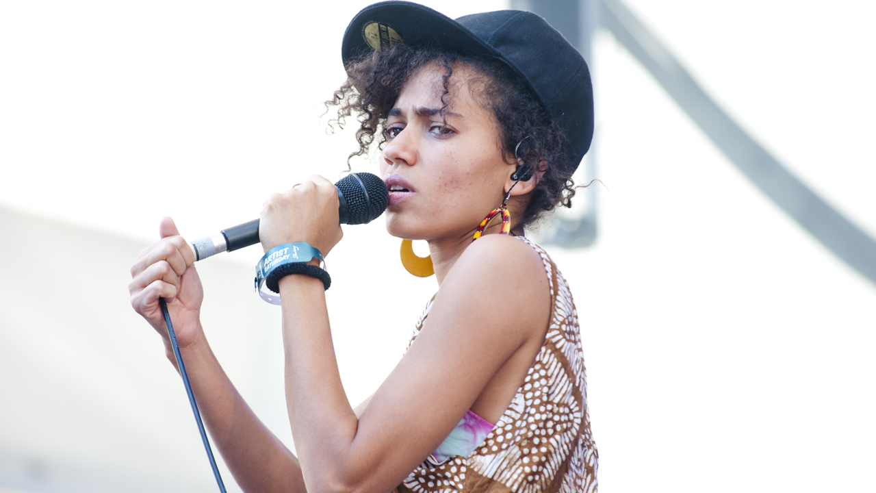 Nneka singt und hat eine Käppi auf