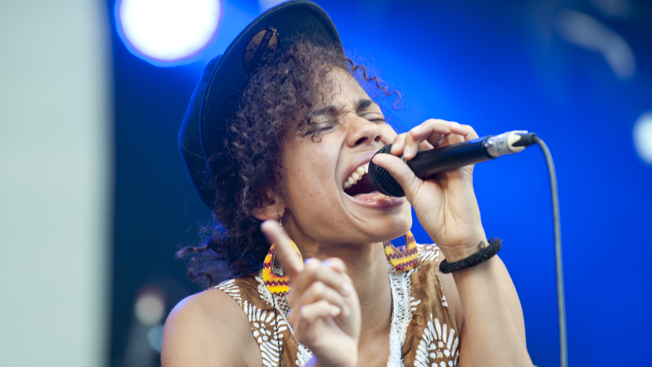 Nneka singt sehr ausdrucksstark