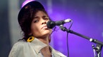 Nneka guckt nachdenklich