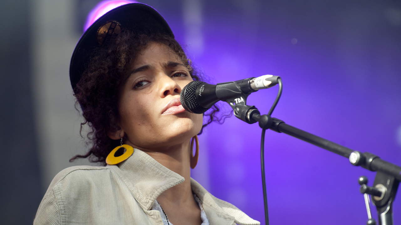 Nneka guckt nachdenklich