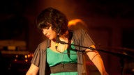 Norah Jones blickt konzentriert auf ihr Keyboard