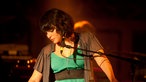 Norah Jones blickt konzentriert auf ihr Keyboard