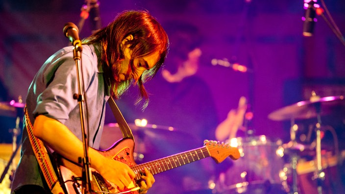 Norah Jones Gitarrist zupft die Saiten