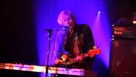 Asko Keränen sitzt am Keyboard, spielt Bass und singt