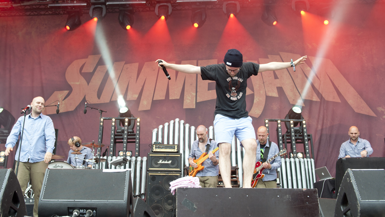 Prinz Pi auf der Summerjam Red stage, umgeben von seinen Musikern