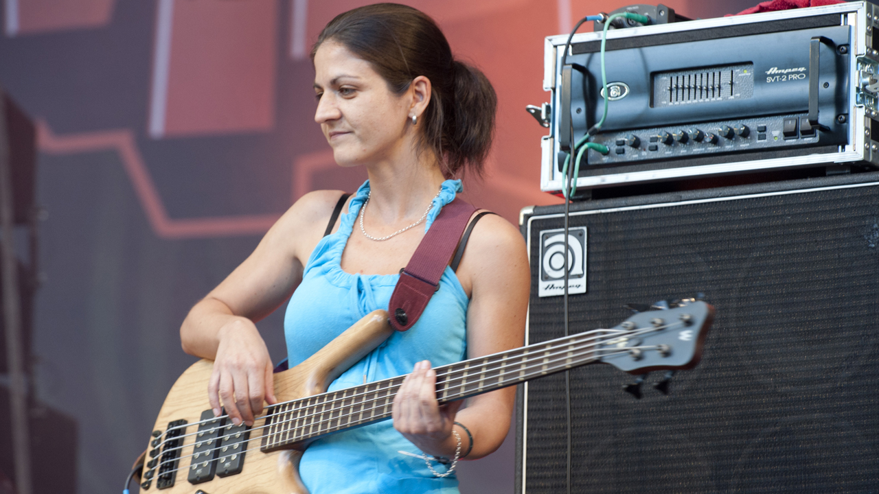 Protojes bassistin mit einem Schicken bass in Holzoptik