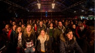 Das Publikum im sehr gut besuchten "Cathedral Tent" (das allerdings nicht nach einer Kirche aussieht).