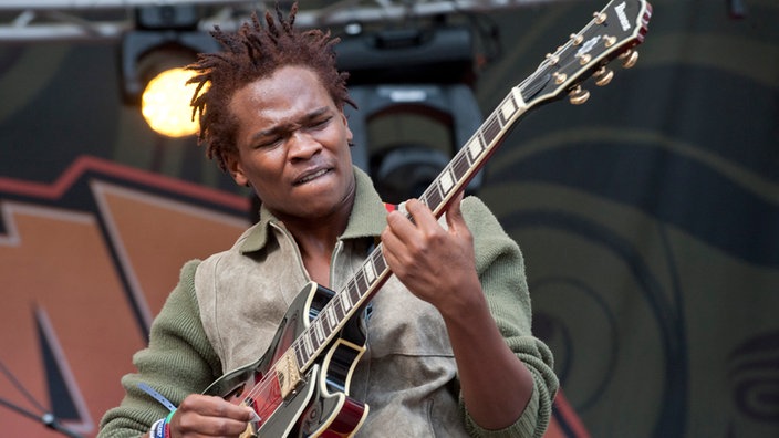 Der Gitarrist von Raging Fyah