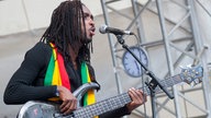 Raging Fyah's Bassist mit dem 5 saitigen Bass