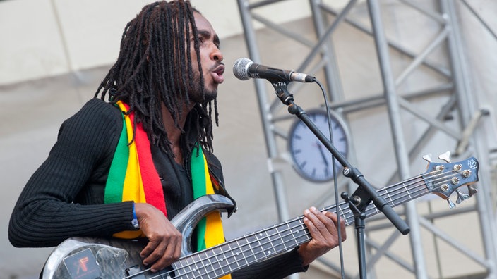Raging Fyah's Bassist mit dem 5 saitigen Bass