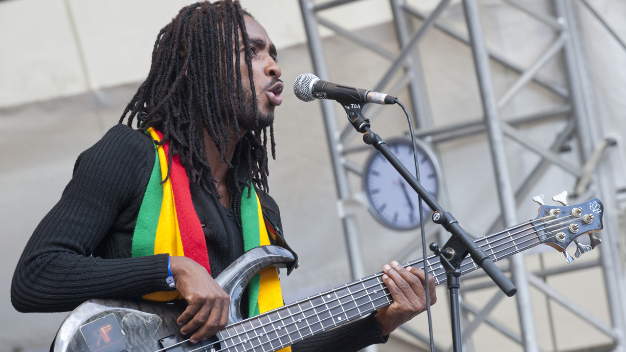 Raging Fyah's Bassist mit dem 5 saitigen Bass