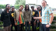Raging Fyah im Gruppenbild mit dem Interviewer