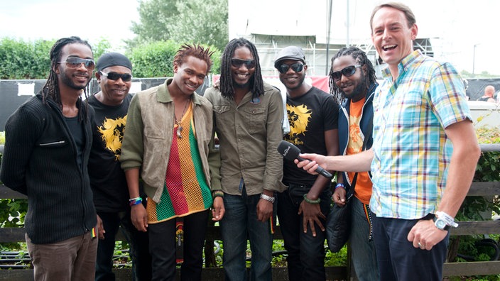 Raging Fyah im Gruppenbild mit dem Interviewer
