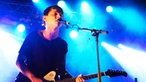 Tom Heßler von Fotos singt auf der Bühne