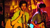 Sänger von The Tellers steht auf der Bühne und blick an die Decke