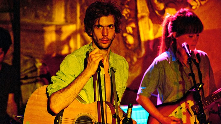 Sänger von The Tellers steht auf der Bühne und blick an die Decke