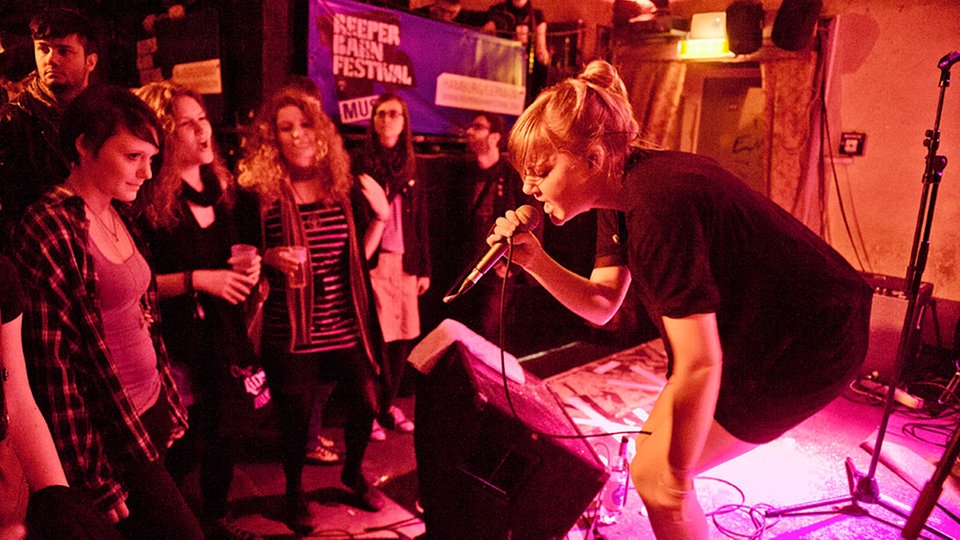 Ira Atari singt und steht dabei ganz dicht am Publikum 