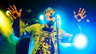 Sänger von Findus performt auf der Bühne