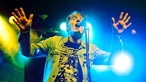 Sänger von Findus performt auf der Bühne