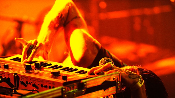 Dan Boeckner von Handsome Furs spielt Synthesizer