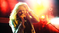 Liela Moss von The Duke Spirit singt mit schmerzverzerrtem Gesicht ins Mikrofon  