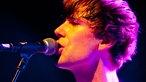 Der Sänger der Band "Islands" auf der Bühne