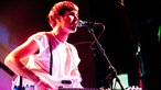 Sänger der Band "Islands" auf der Bühne